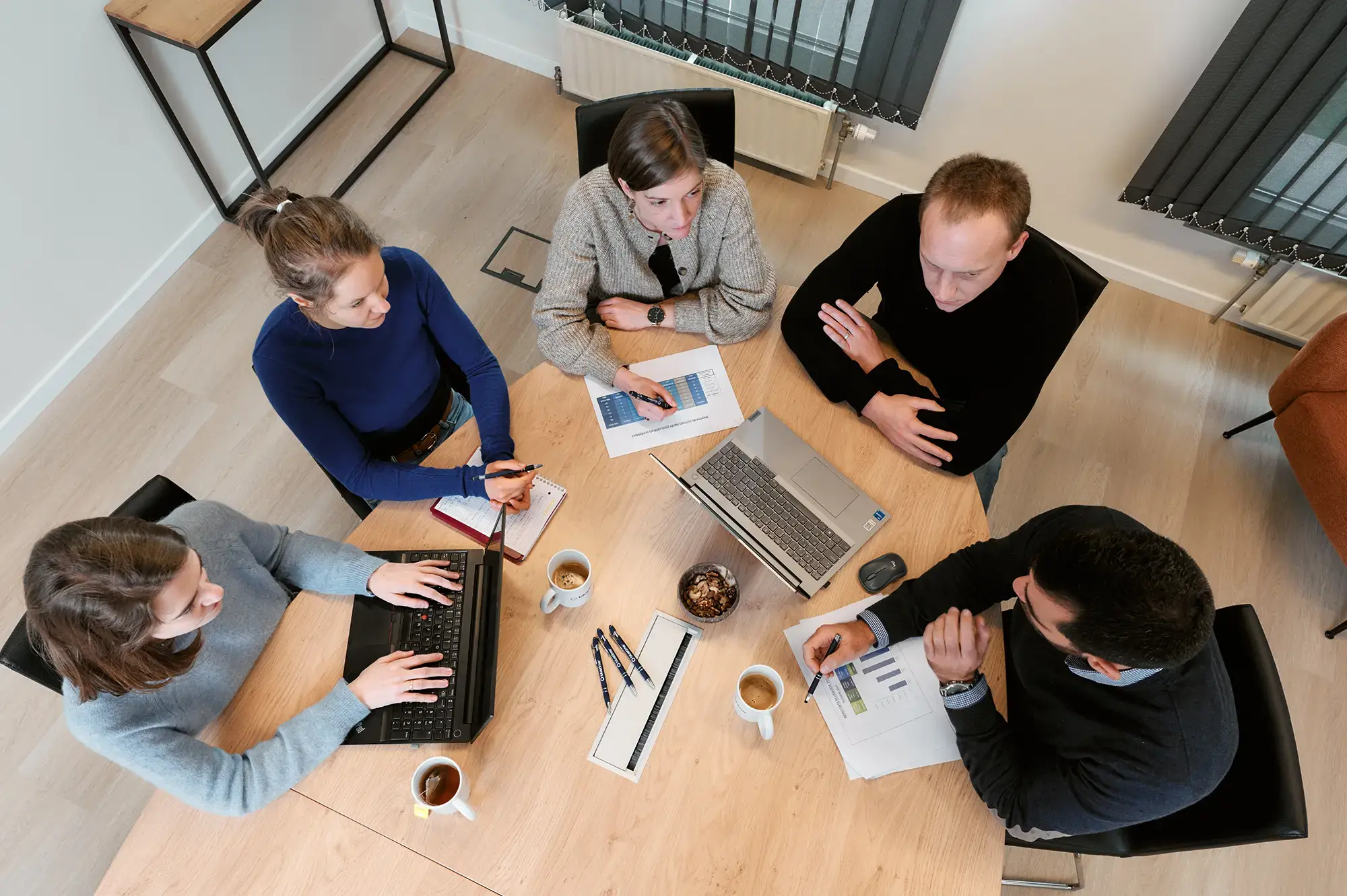 Réunion entre cinq experts en communication digitale, vue en plongée
