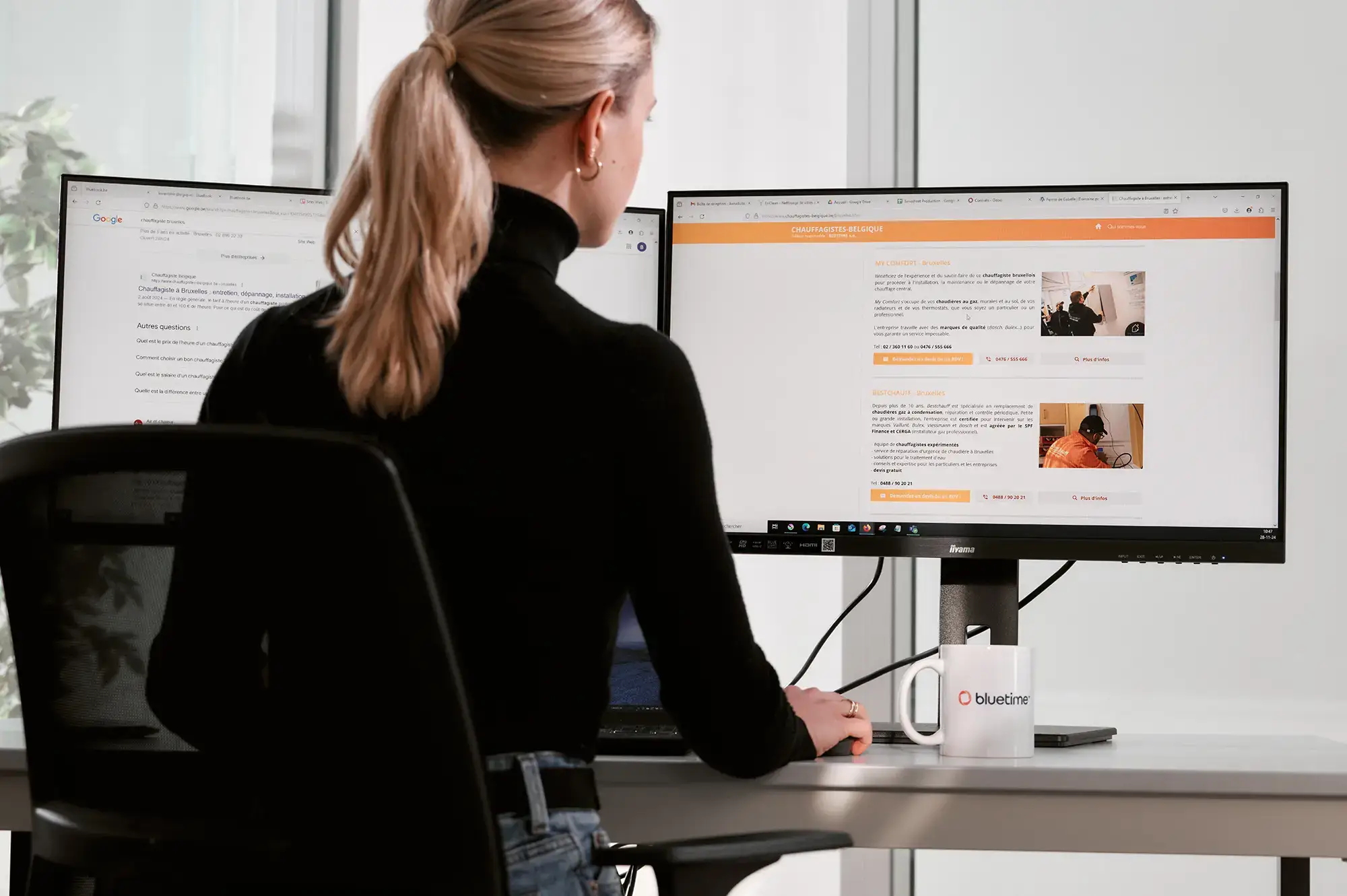 Une copywriter travaillant assise et de dos